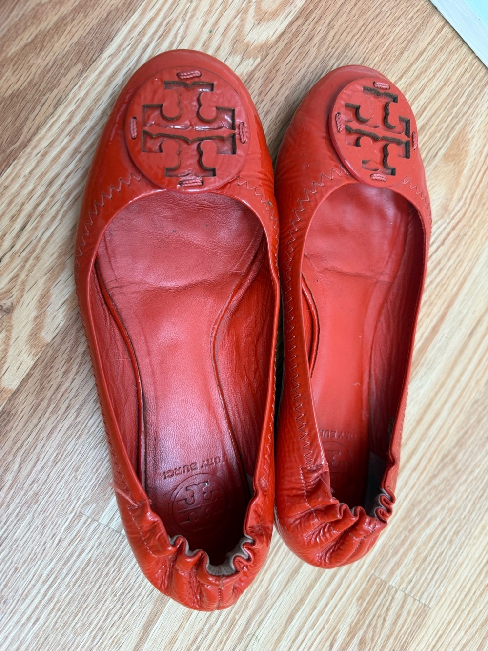 Tory Burch Red Orange Reva Patent Leather Ballet Flats, Size 7 - Picture 2 of 7